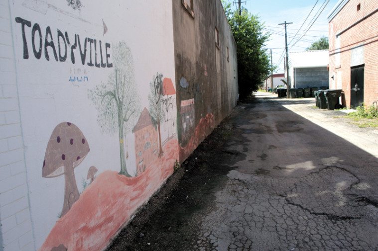 A mural near Second Street is a fading reminder that this alley was once a major route for horned lizard tours. 