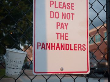 'Please do not pay the panhandlers' sign.