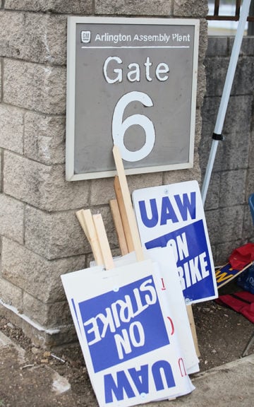 UAW workers strike against GM in Dallas, September 2019