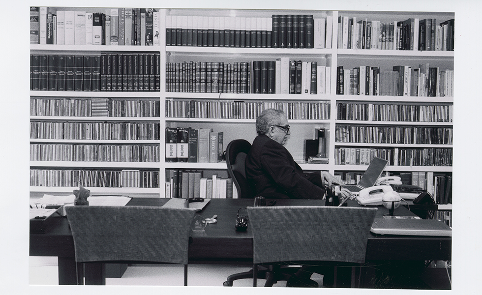 Gabriel García Márquez working at his laptop.