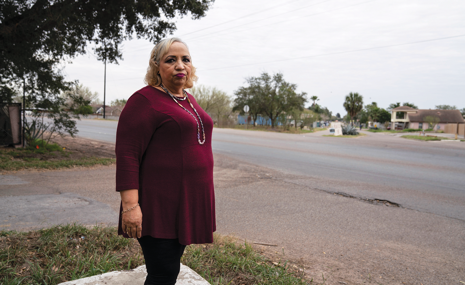 Lourdes Salinas en el punto elevado desde donde llamó para pedir ayuda y evacuar residentes en la inundación de Junio del 2018.