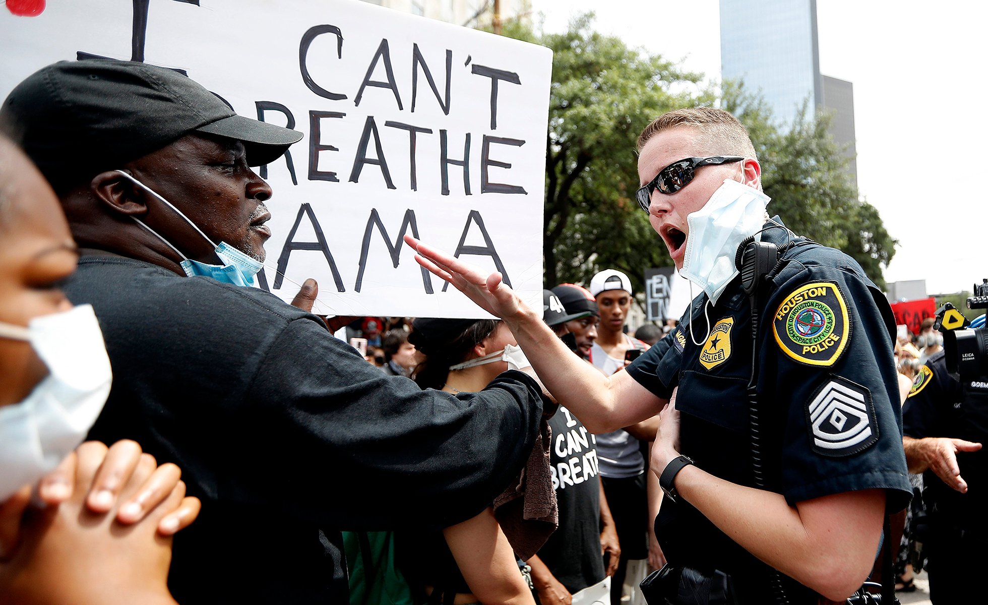 Protesters clash with Houston Police officers as they take to Bagby Street near City Hall in Houston, Friday, May 29, 2020, during a demonstration over the death of George Floyd. Floyd died Memorial Day while in the custody of the Minneapolis police. (Karen Warren/Houston Chronicle)/Houston Chronicle via AP)