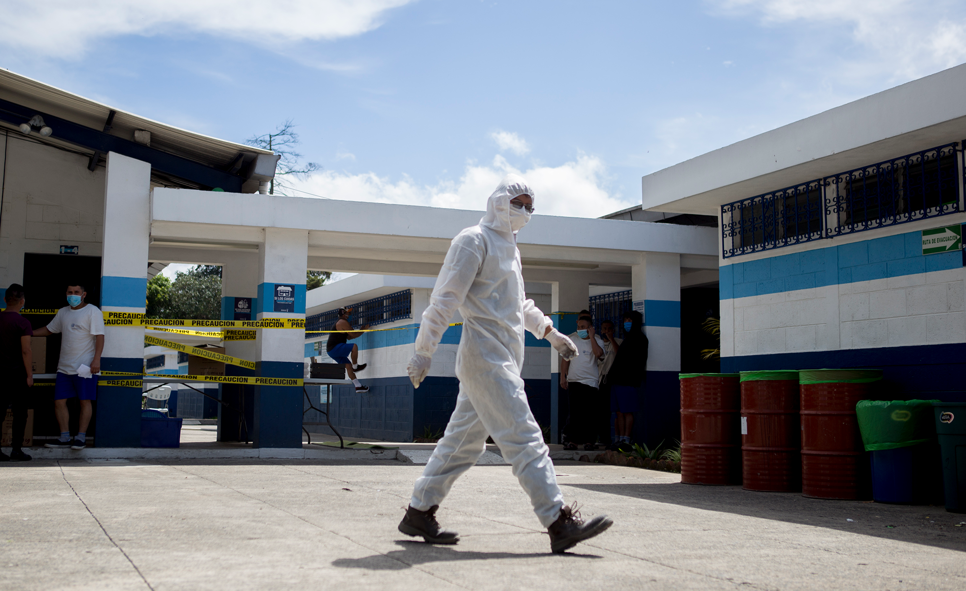 Personal trabajando en un albergue cerca del aeropuerto en Ciudad de Guatemala, que está recibiendo migrantes deportados de EU.