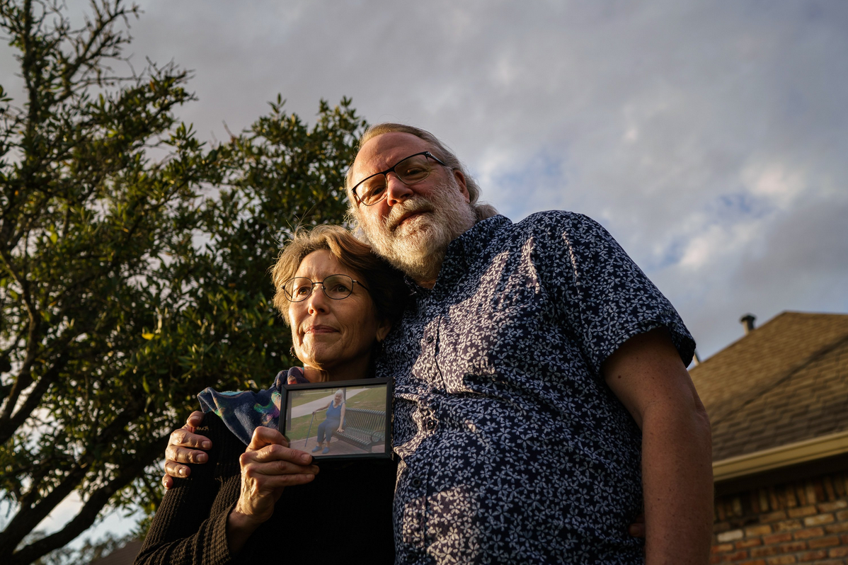 Chris Mabe, left, with her husband Jim, holding a photo of her 81-year-old mother, Jewel Bergan-Brumbaugh, who died this March.