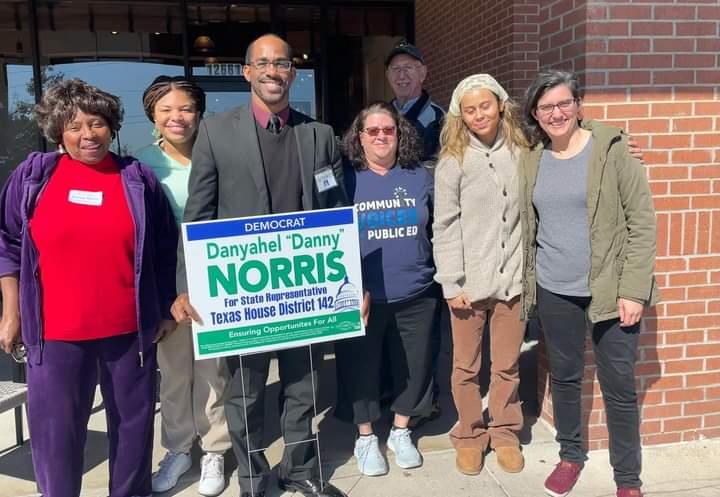 Danny Norris (center) gathers with volunteers before block walking in the Summerwood neighborhood on February 17. 